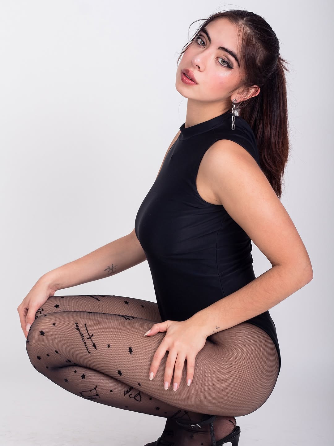 Mona Clifton Escort